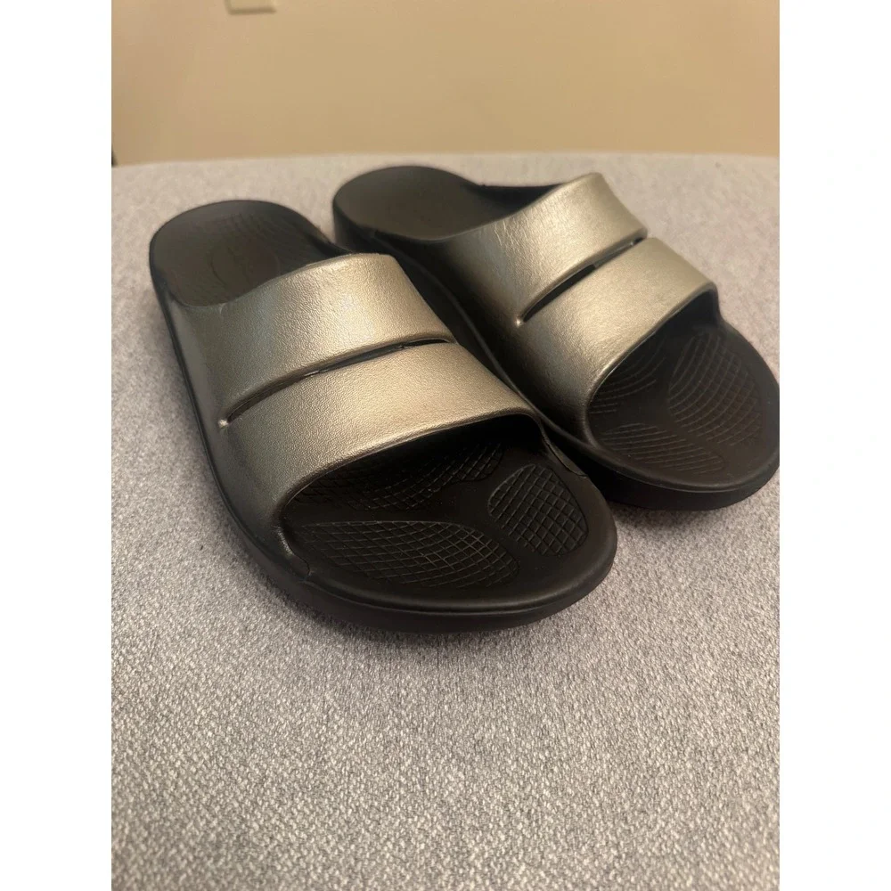 OOFOS OOahh Luxe Slide Sandals Silver Sage Metallic Mens 8 Womens 10 EU 41